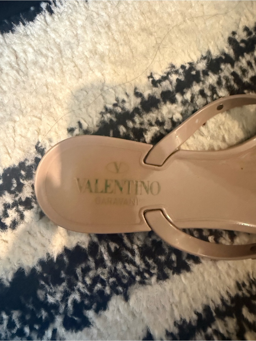 Valentino Rockstud Bow Jelly Thong Sandals in nude - Picture 4 of 5